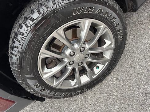Used 2020 Jeep Cherokee Latitude Plus w/ Cold Weather Group AWD/4WD image 15