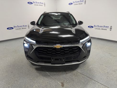 Used 2024 Chevrolet Trax LT w/ LT Convenience Package image 2