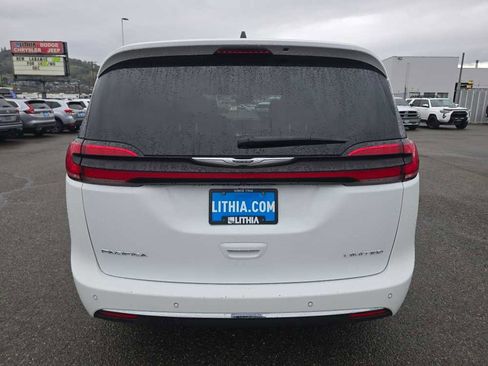 Used 2023 Chrysler Pacifica Limited image 4