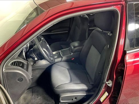 Used 2019 Chrysler 300 Touring w/ Sport Appearance Package image 33