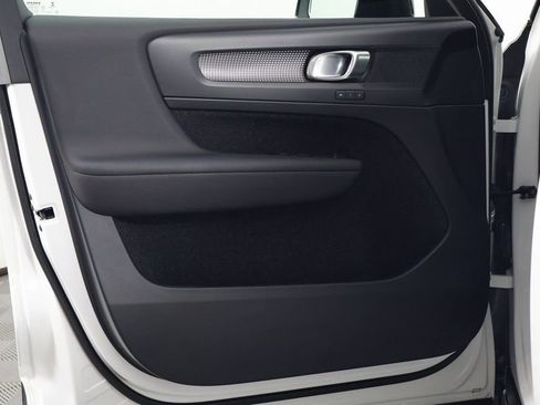 Used 2019 Volvo XC40 T5 R-Design image 12