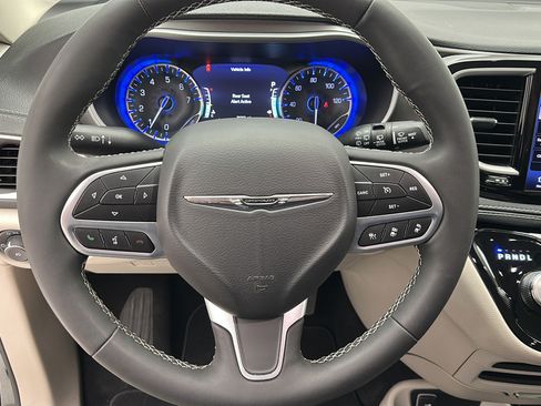 Used 2023 Chrysler Pacifica Touring-L AWD/4WD image 15