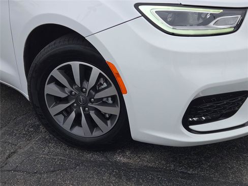 Used 2024 Chrysler Pacifica Limited FWD image 3