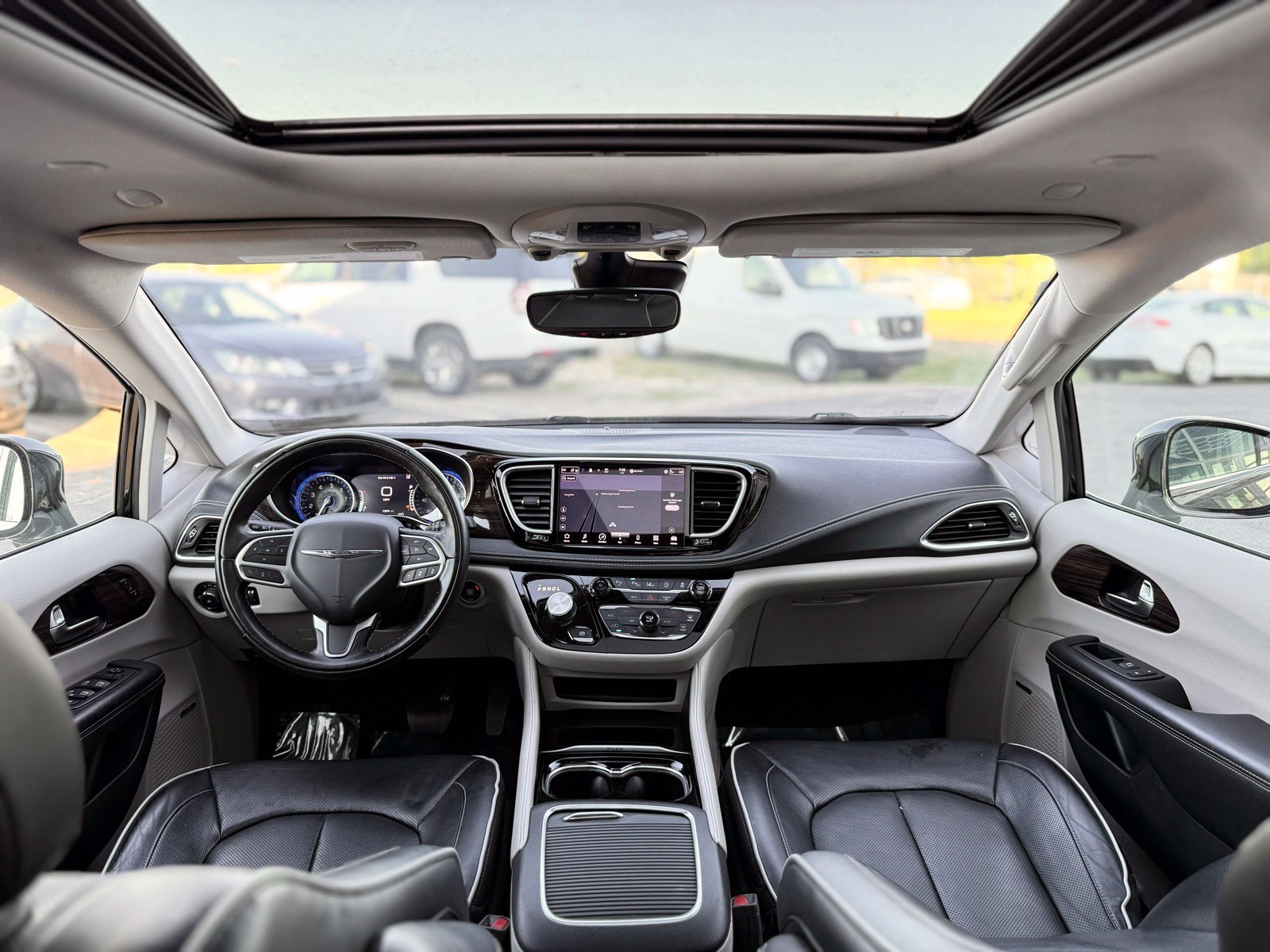 Used 2022 Chrysler Pacifica Limited FWD image 2