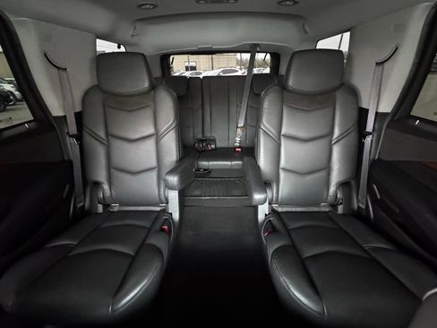 Used 2017 Cadillac Escalade Luxury image 39