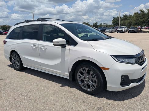 Used 2025 Honda Odyssey Touring image 3