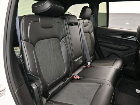 Used 2025 Jeep Grand Cherokee Altitude image 34