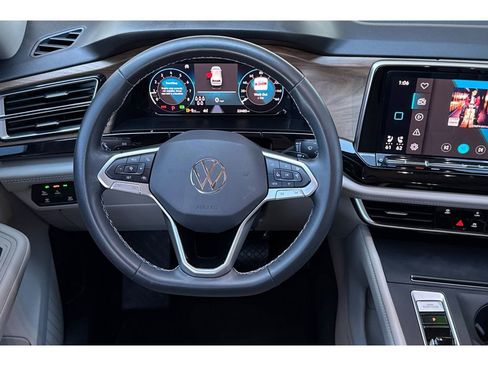 Used 2024 Volkswagen Atlas SE image 16