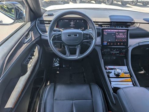 Used 2025 Jeep Grand Cherokee Overland w/ Luxury Tech Group IV AWD/4WD image 15