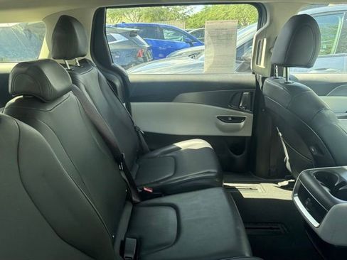 Used 2023 Kia Carnival LX FWD image 6