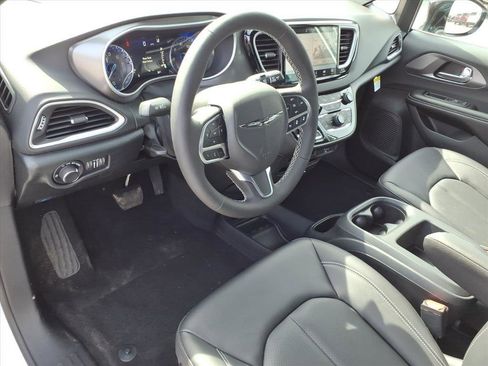 New 2026 Chrysler Voyager LX image 4