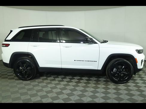 Used 2023 Jeep Grand Cherokee Altitude image 5