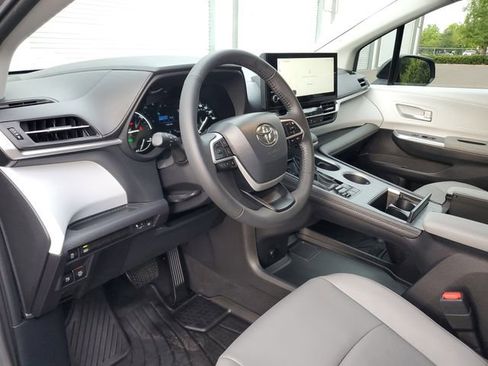 Used 2026 Toyota Sienna XLE FWD image 19