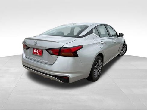 Used 2025 Nissan Altima 2.5 SV FWD image 2