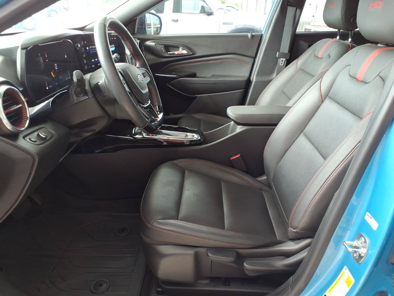 Used 2025 Chevrolet Trax RS w/ Sunroof Package FWD image 3