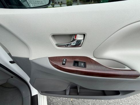 Used 2013 Toyota Sienna XLE FWD image 27