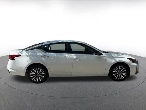Used 2025 Nissan Altima 2.5 SV FWD image 16