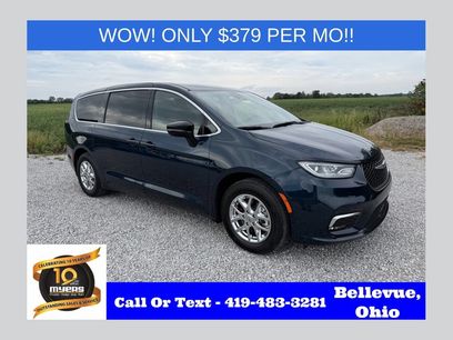 Used 2025 Chrysler Pacifica Select