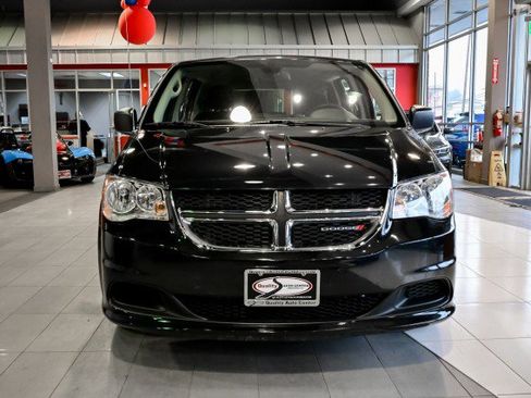 Used 2019 Dodge Grand Caravan SE w/ UConnect Hands-Free Group image 2