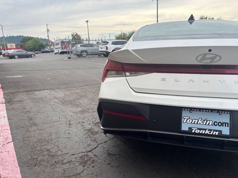 Certified 2024 Hyundai Elantra Limited FWD image 8