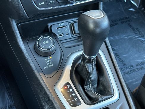 Used 2018 Jeep Cherokee Latitude Plus w/ Comfort/Convenience Group AWD/4WD image 24