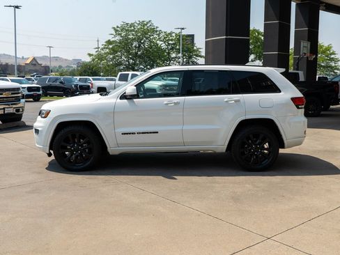 Used 2019 Jeep Grand Cherokee Altitude AWD/4WD image 4
