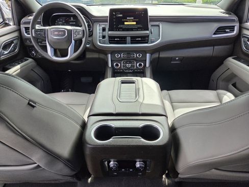 Used 2024 GMC Yukon XL SLT w/ SLT Luxury Package image 13