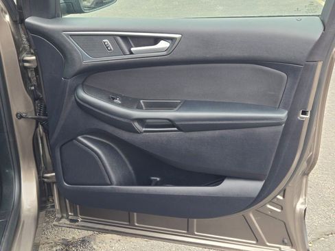 Used 2019 Ford Edge SE image 5