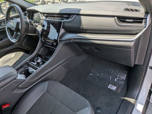 New 2025 Jeep Grand Cherokee Altitude image 31