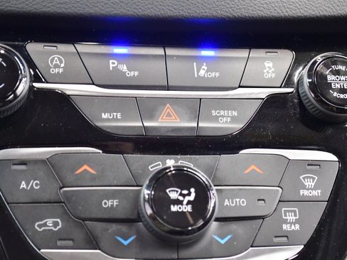Used 2023 Chrysler Pacifica Touring-L FWD image 29
