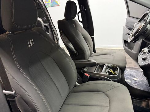 Used 2018 Chrysler Pacifica Touring Plus w/ S Appearance Package FWD image 47