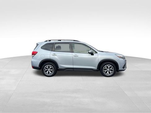 Used 2022 Subaru Forester Premium image 4