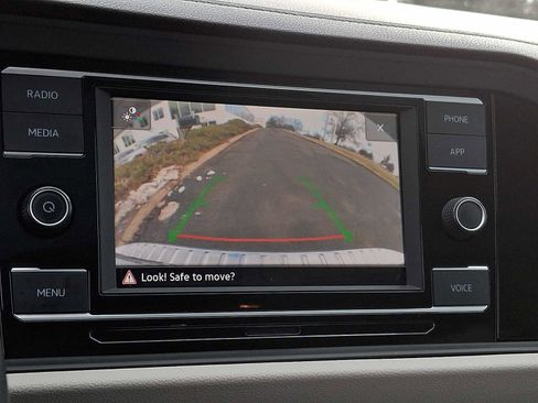 Certified 2023 Volkswagen Jetta SE w/ Panoramic Sunroof Package image 17