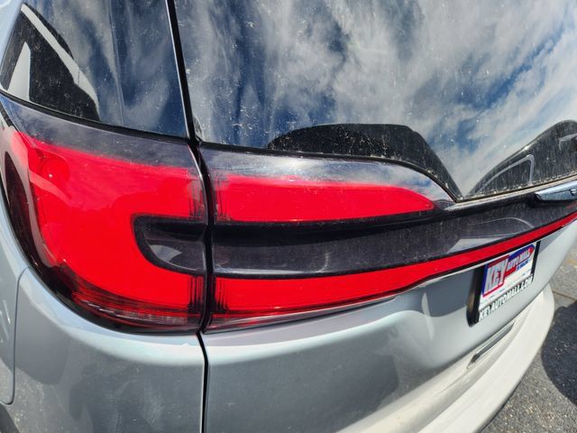 Used 2024 Chrysler Pacifica Touring-L FWD image 5