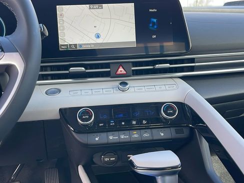 New 2025 Hyundai Elantra Limited image 18