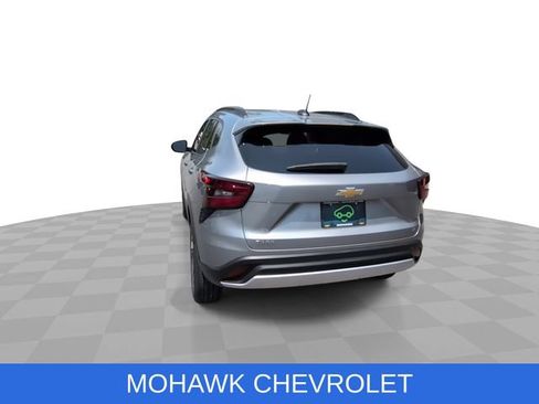 Used 2025 Chevrolet Trax LT w/ LT Convenience Package FWD image 8