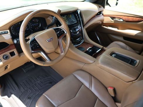 Used 2017 Cadillac Escalade ESV Platinum RWD image 4