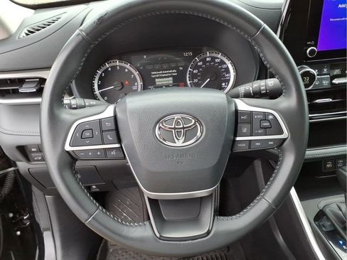 Used 2024 Toyota Highlander LE FWD image 23