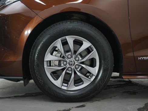 Used 2021 Toyota Sienna XLE w/ XLE Plus Package AWD/4WD image 29