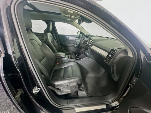 Used 2024 Volvo XC40 B5 Core image 30