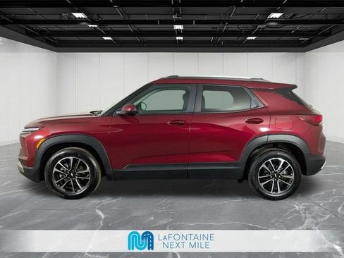 Used 2025 Chevrolet TrailBlazer LT FWD image 2