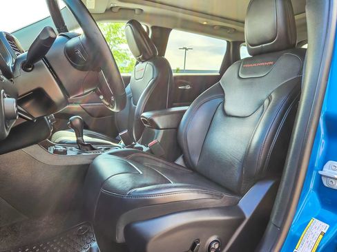 Used 2019 Jeep Cherokee Trailhawk AWD/4WD image 7