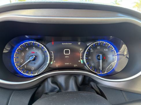 Used 2024 Chrysler Pacifica Touring-L image 19