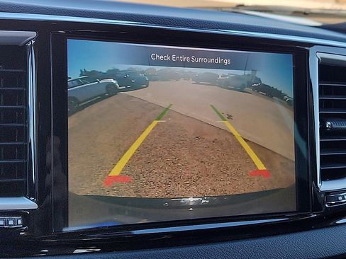 Used 2022 Chrysler Pacifica Touring-L image 8