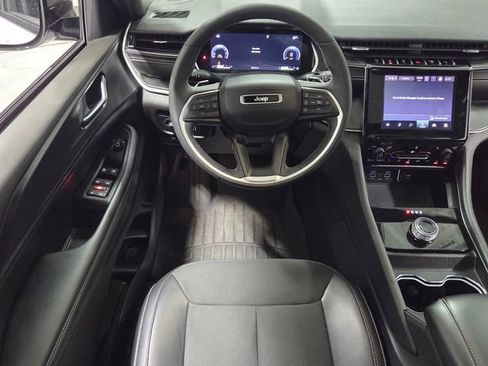 Used 2023 Jeep Grand Cherokee Altitude AWD/4WD image 7