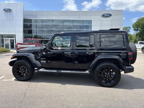 Used 2024 Jeep Wrangler Unlimited Sahara w/ Technology Group AWD/4WD image 4
