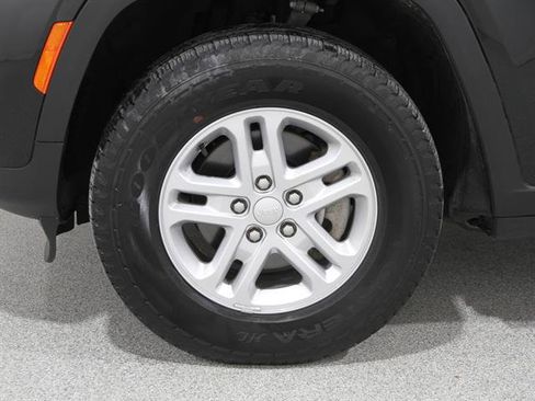 Used 2023 Jeep Grand Cherokee Laredo w/ Luxury Tech Group I image 21