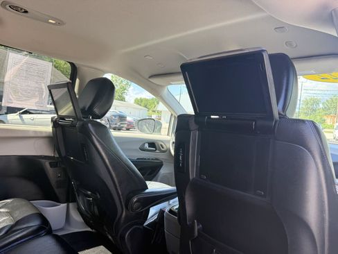 Used 2022 Chrysler Pacifica Touring-L w/ Uconnect Theater Family Group FWD image 13