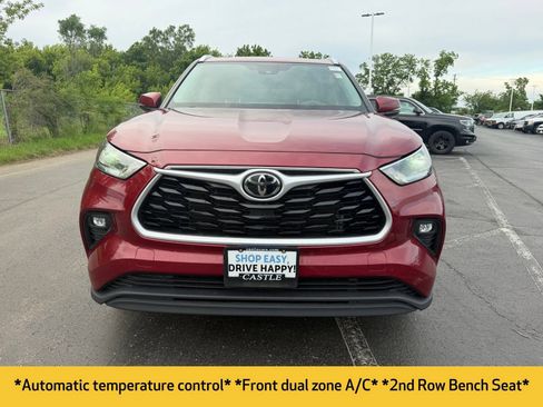 Used 2021 Toyota Highlander XLE AWD/4WD image 2