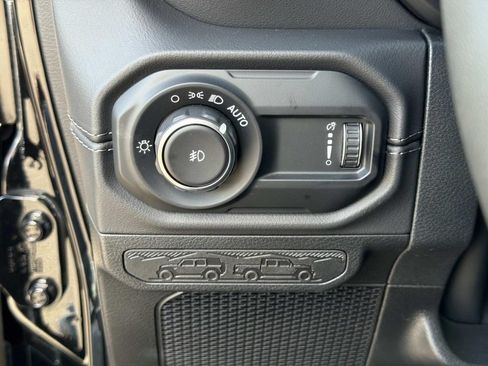 Used 2025 Jeep Wrangler Unlimited Sahara w/ Safety Group AWD/4WD image 20